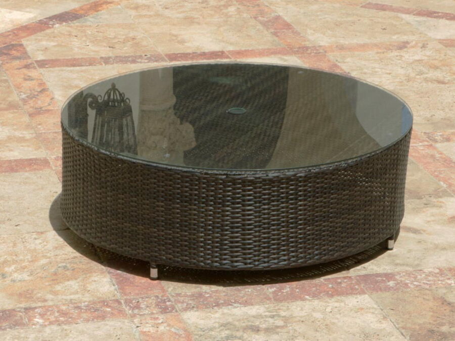 Round wicker outdoor coffee table